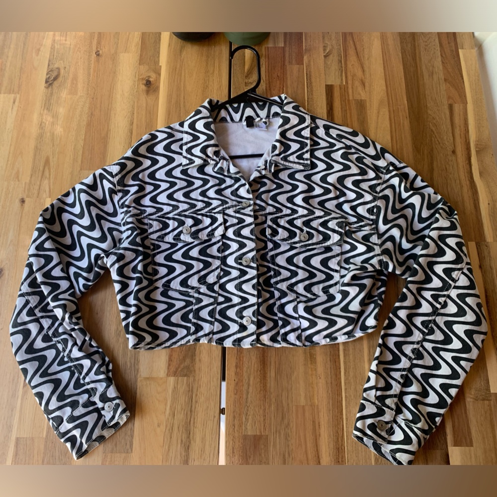 H&M Black and White cropped Denim Jacket - M
